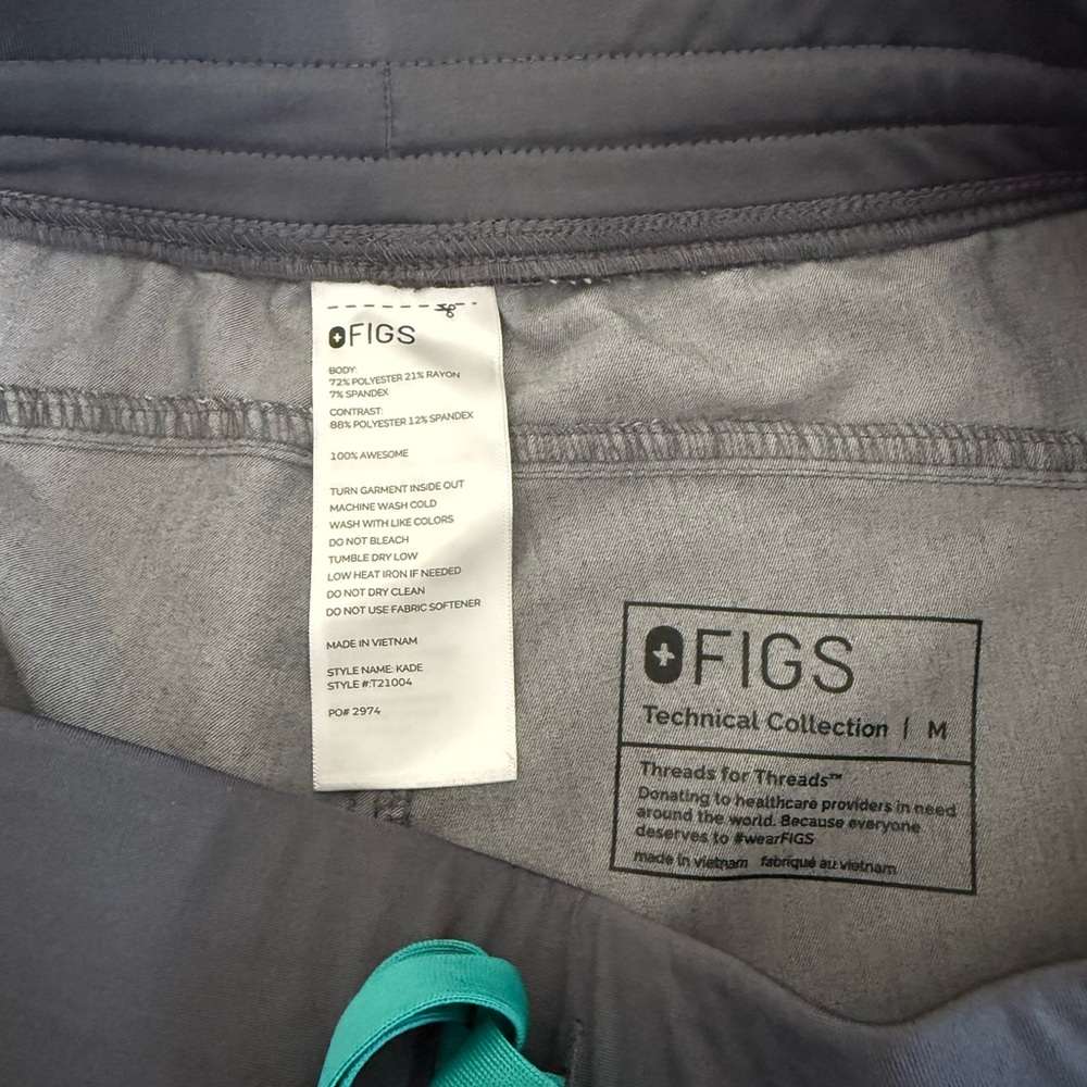 FIGS KADE Cargo Scrub Pants Women’s M
Graphite
Excellent condition - Picture 2 of 5